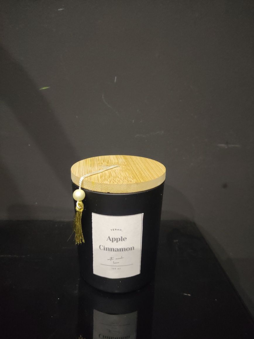Vela aromática em recipiente cerâmico preto com tampa