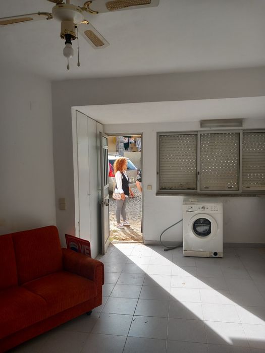 Móveis de quarto, sofás e máquina de lavar roupa.