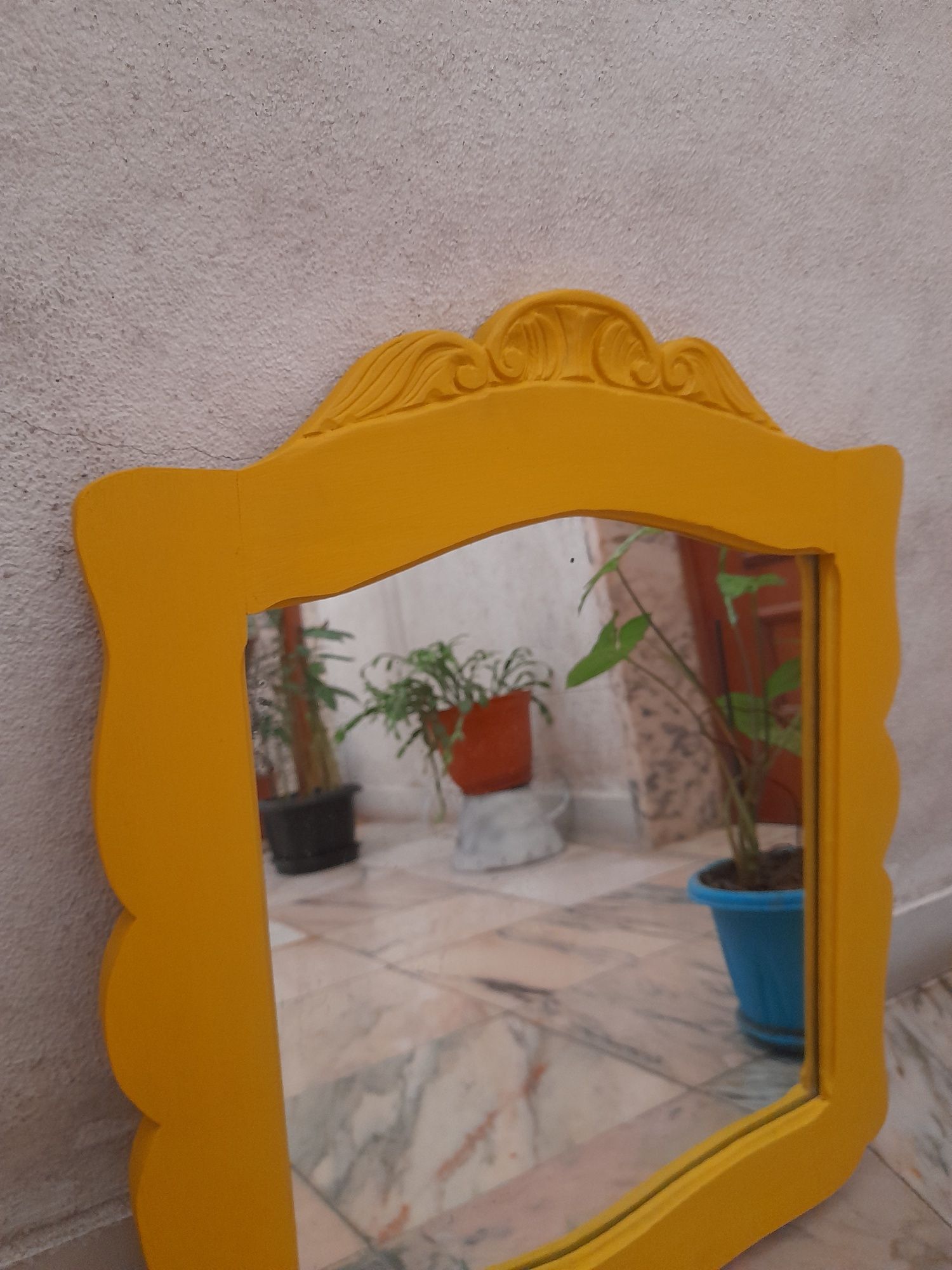 Espelho detalhado restaurado antigo amarelo