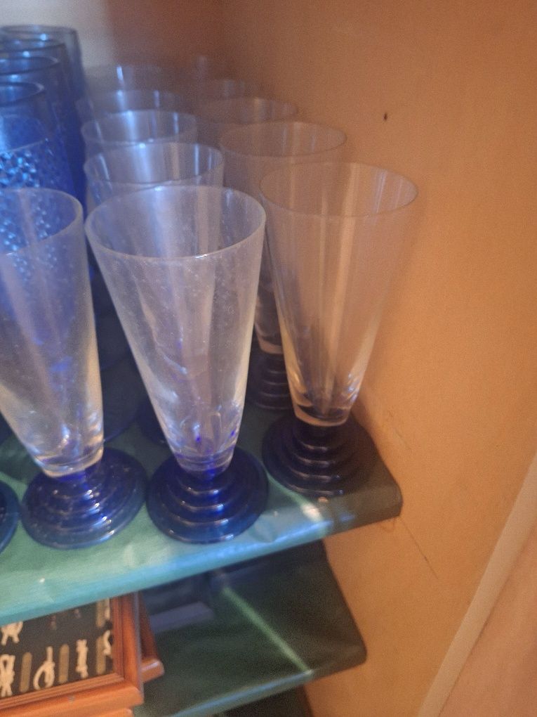 Conjunto de 24 copos com o pé em azul