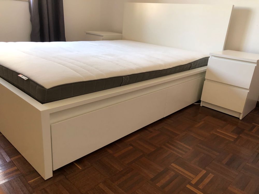 Cama malm (c/ 2 gavetas) + 2 mesas de cabeceira