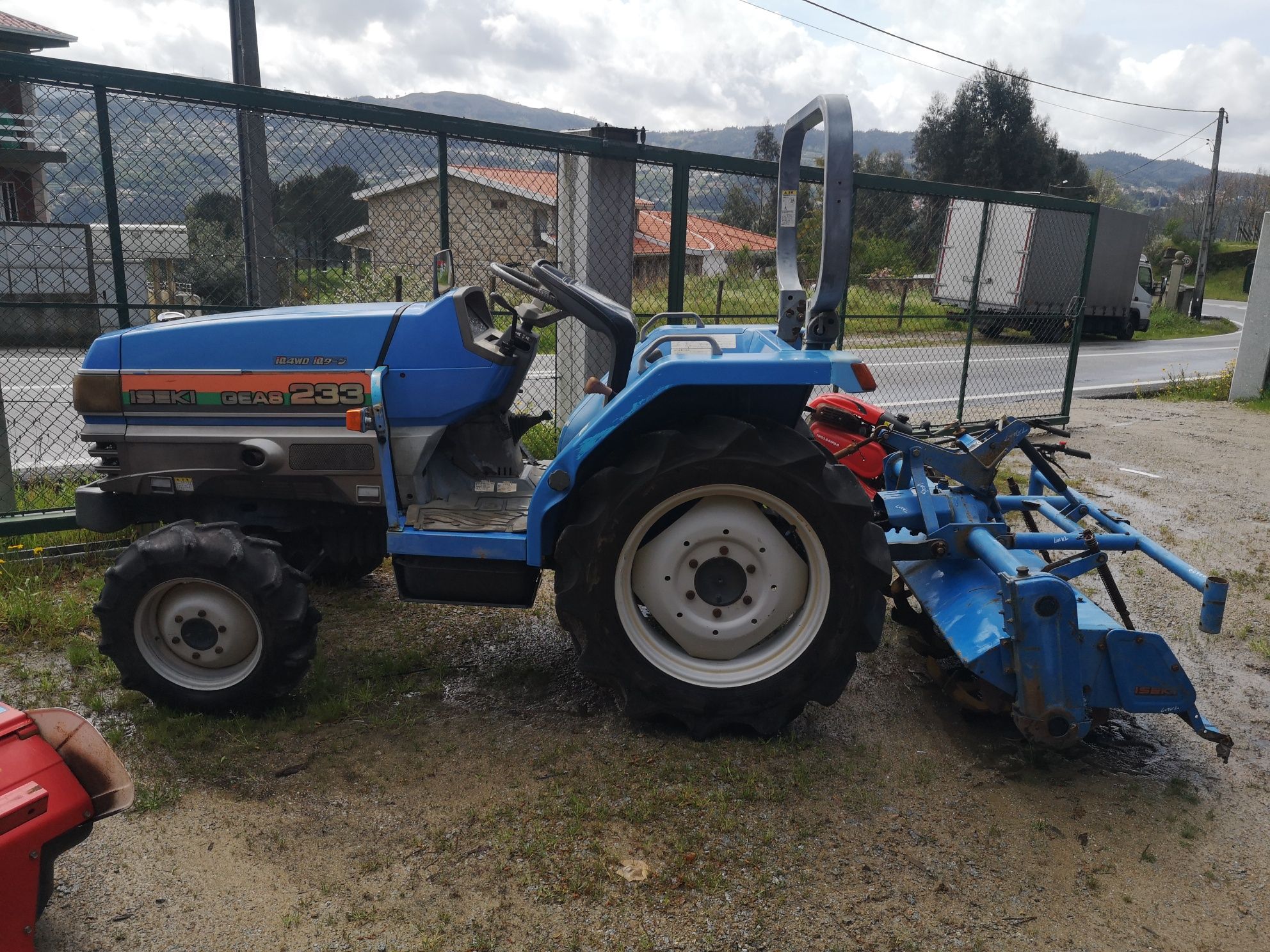Vendo tratores de 3 cilindros 4x4