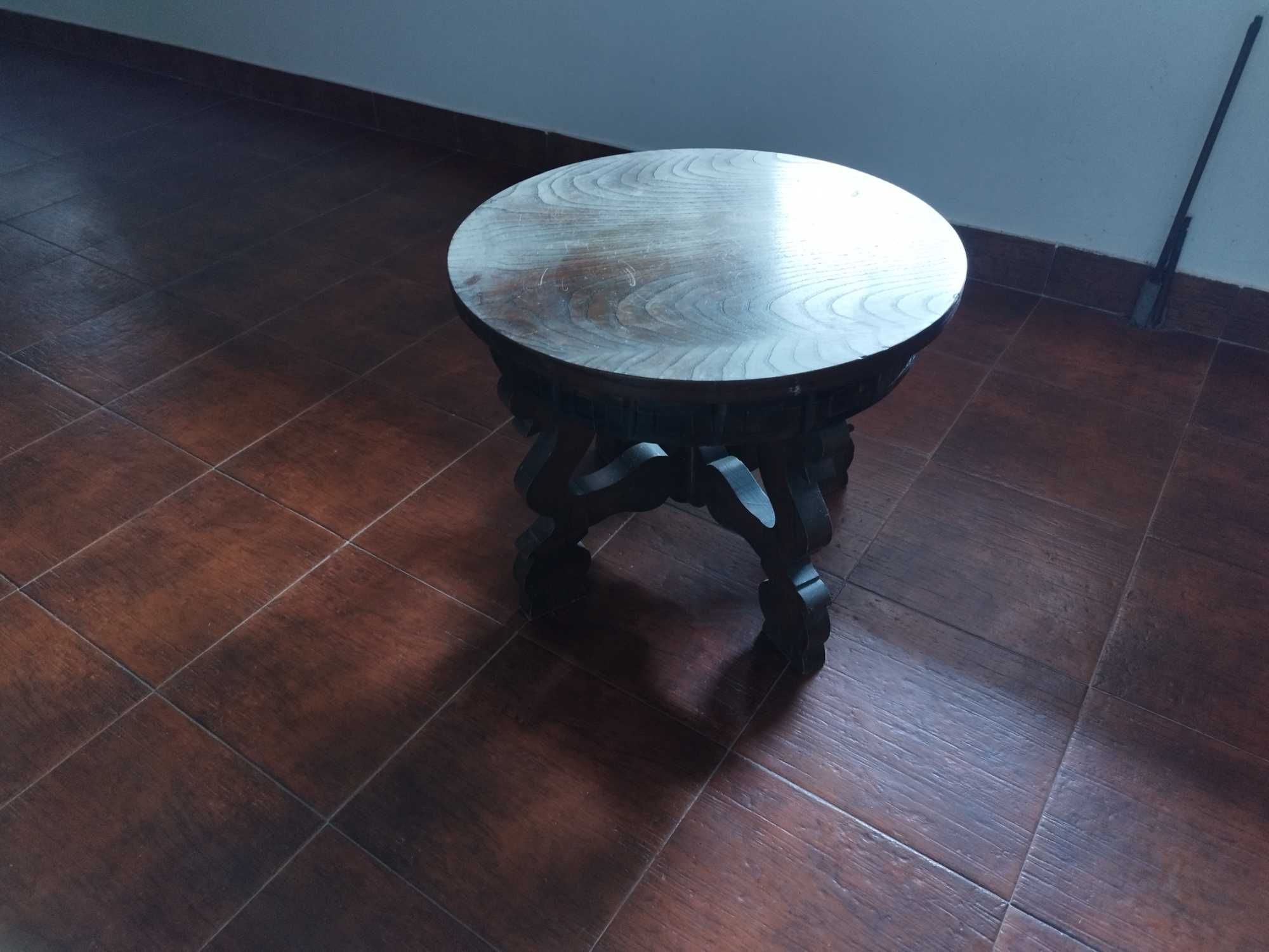 Mesa de centro com detalhes vintage