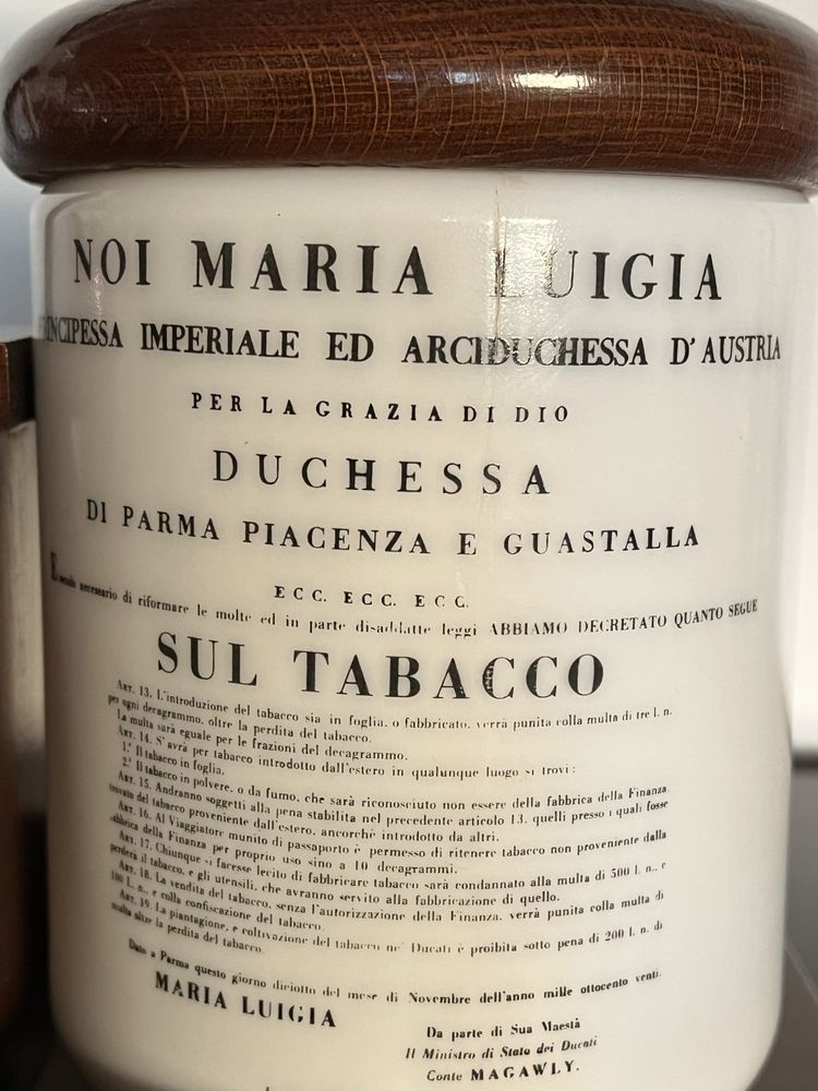 Suporte antigo em madeira com 2 cachimbos e frasco para tabaco
