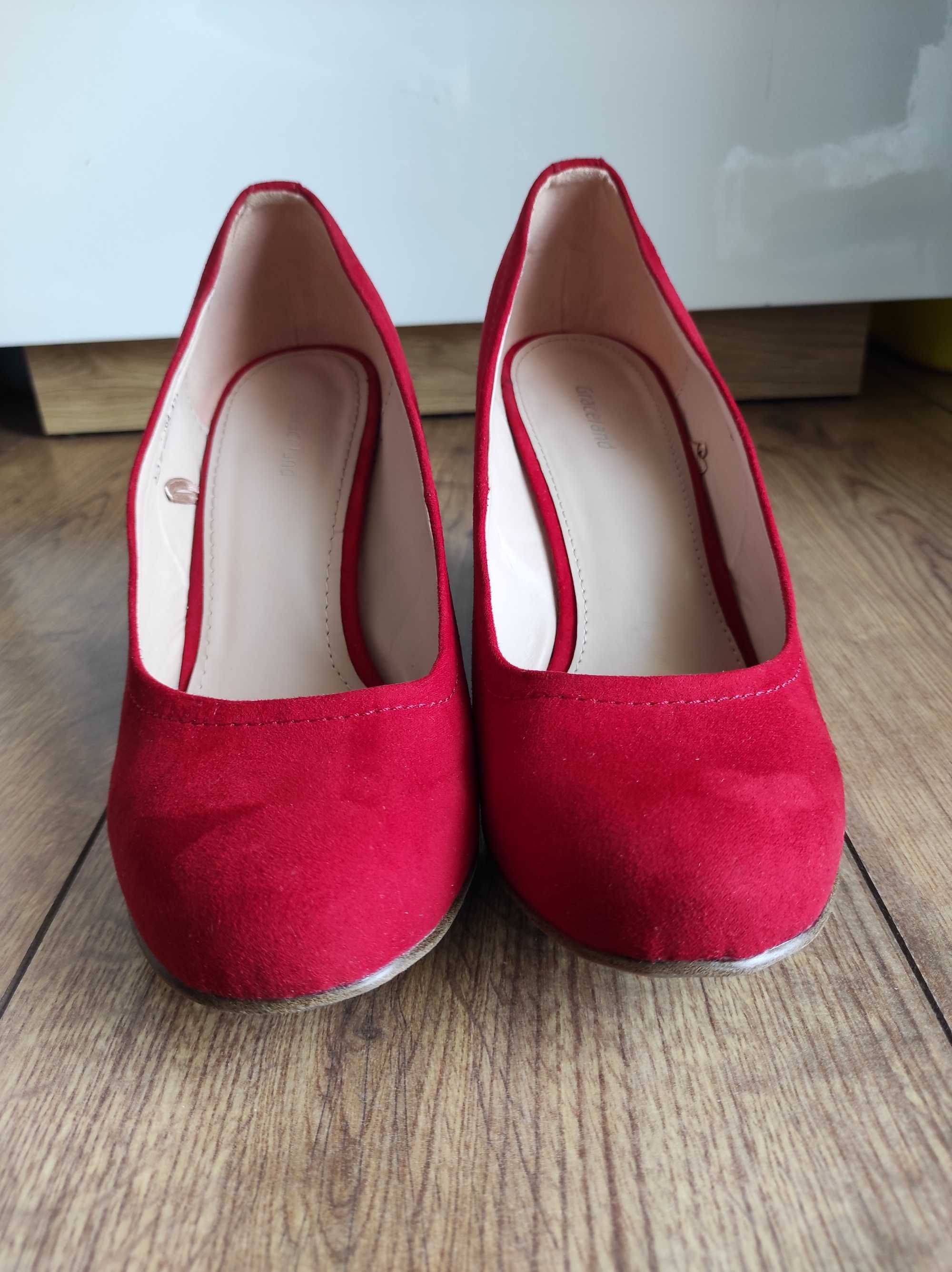 Czerwone buty na koturnie