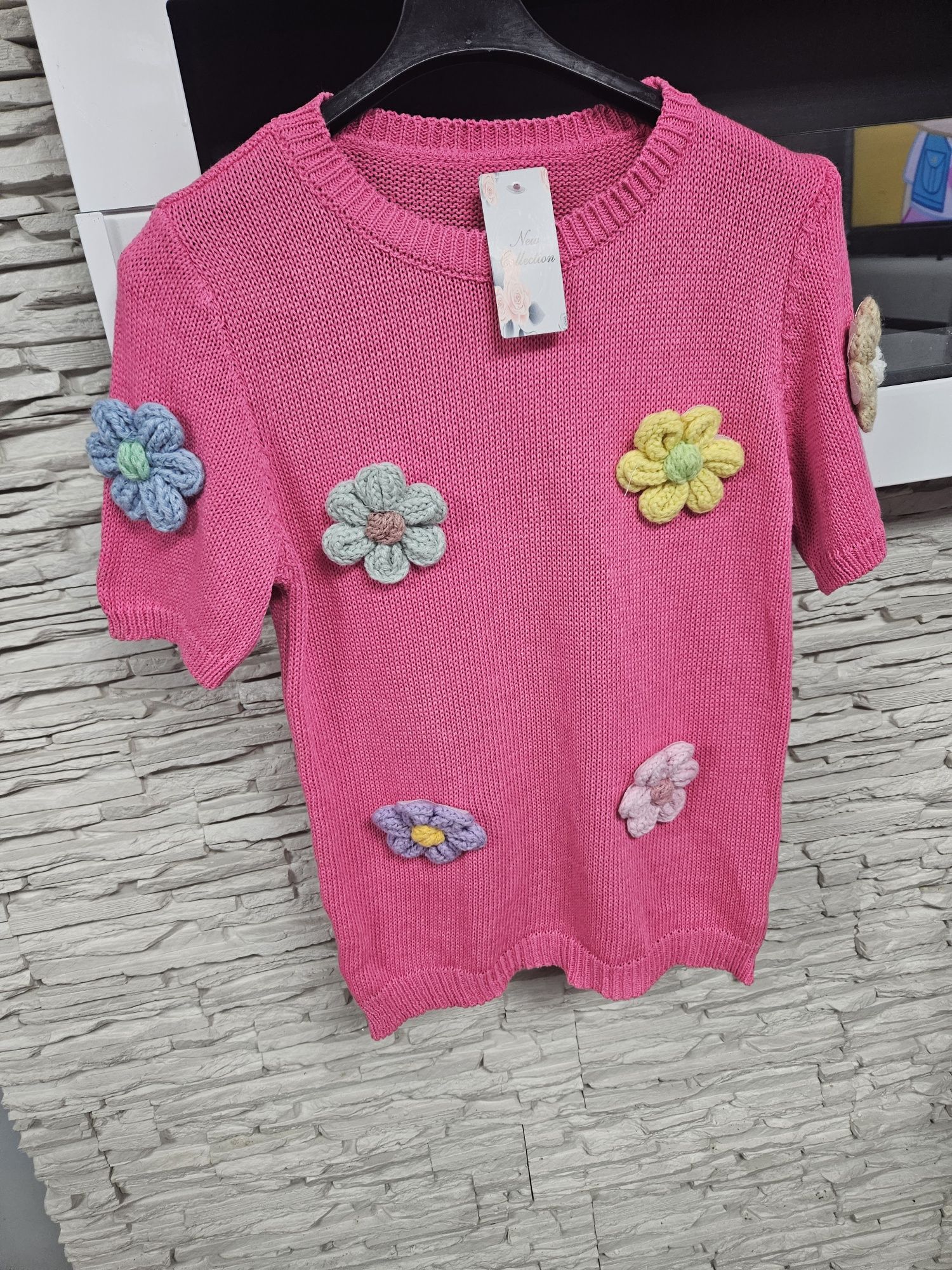 Nowy z metką sweterek z krótkim rękawem w kwiaty New Collection różowy