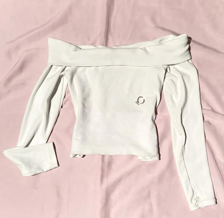 Топ з відкритими плечима