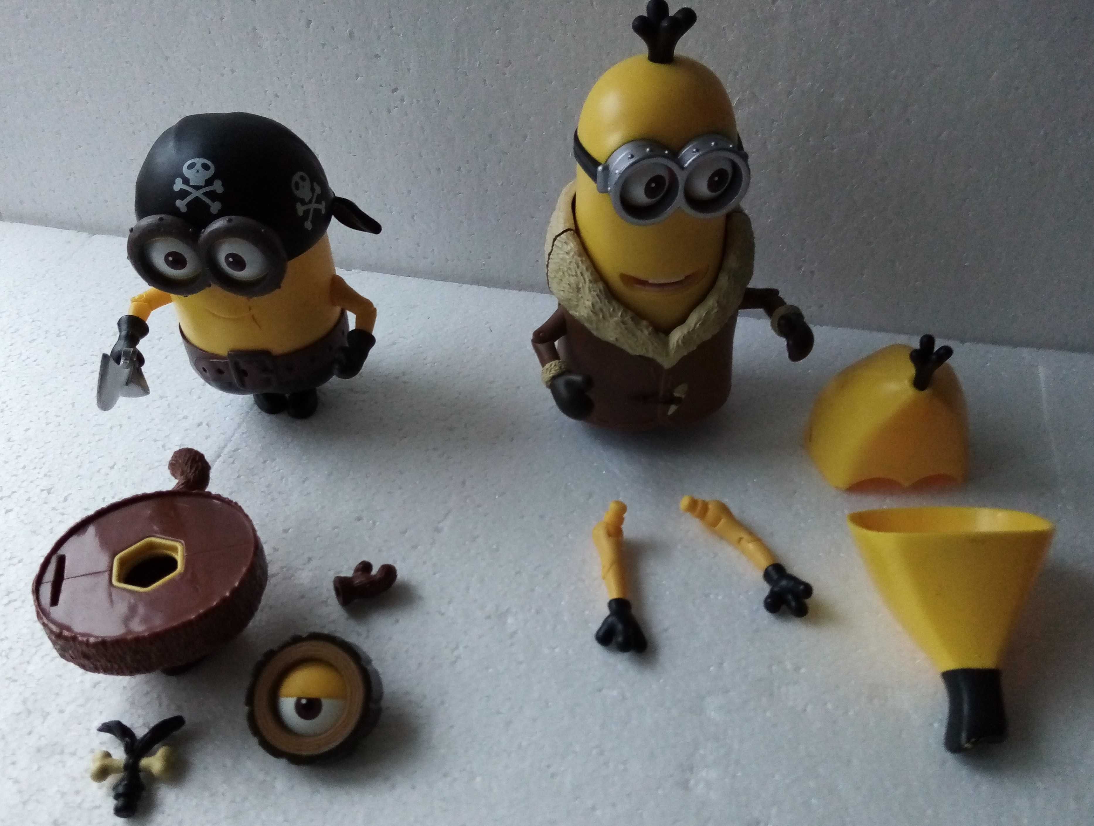 2 Minionki duże akcesoria i stroje pirat, pilot, banan, jaskiniowiec