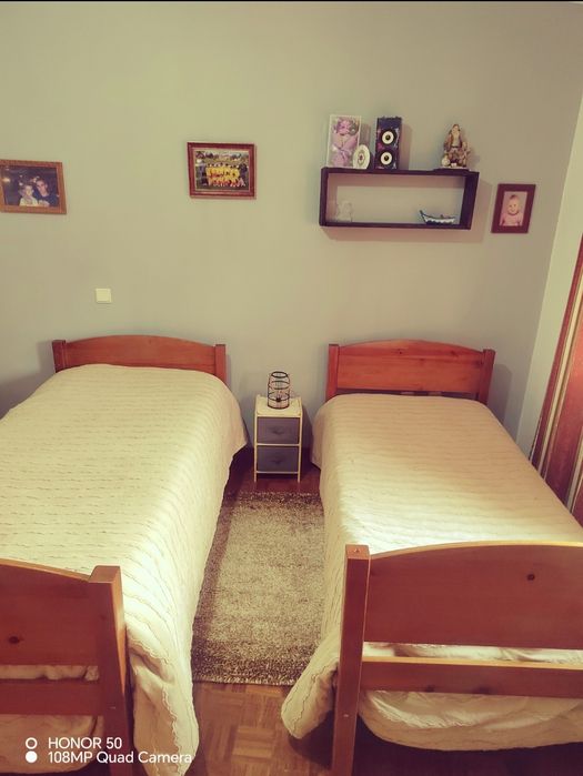 Cama solteiro de madeira pinho com colchão ortopédico