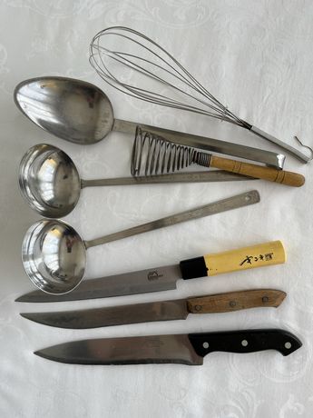 Кухонные мелочи-утварь (половники, венчики, большая ложка, ножи…)