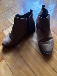 Venda de botas castanhas da Primark