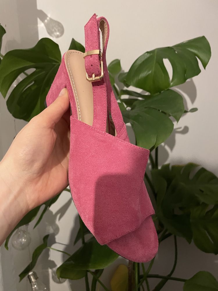 Piękne różowe zamszowe sandały