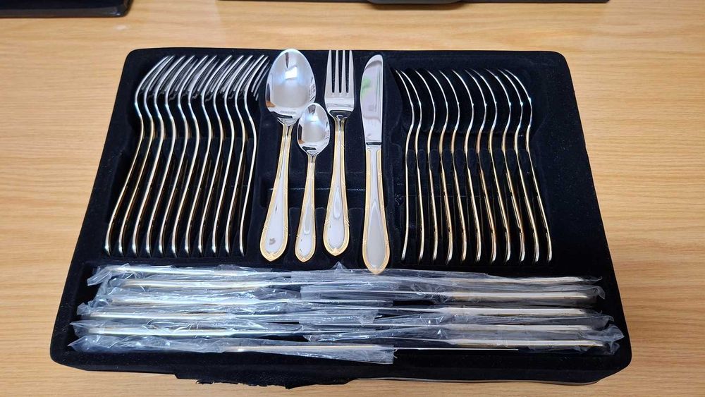 Conjunto de talheres para 12 pessoas. Dourado.