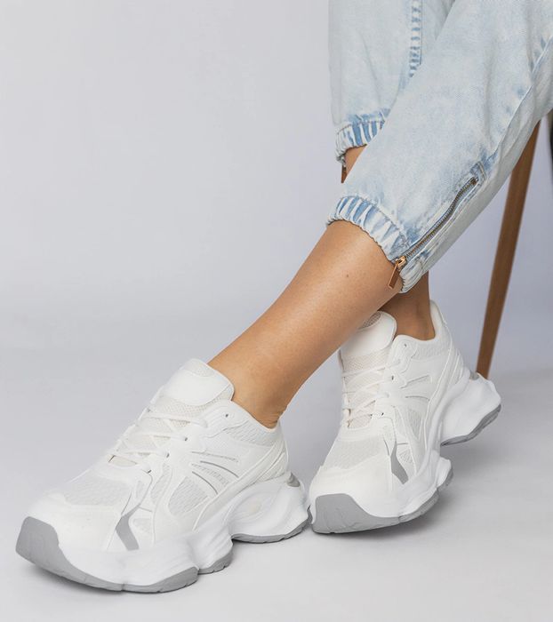 Białe sneakersy sportowe na masywnej podeszwie Klarris