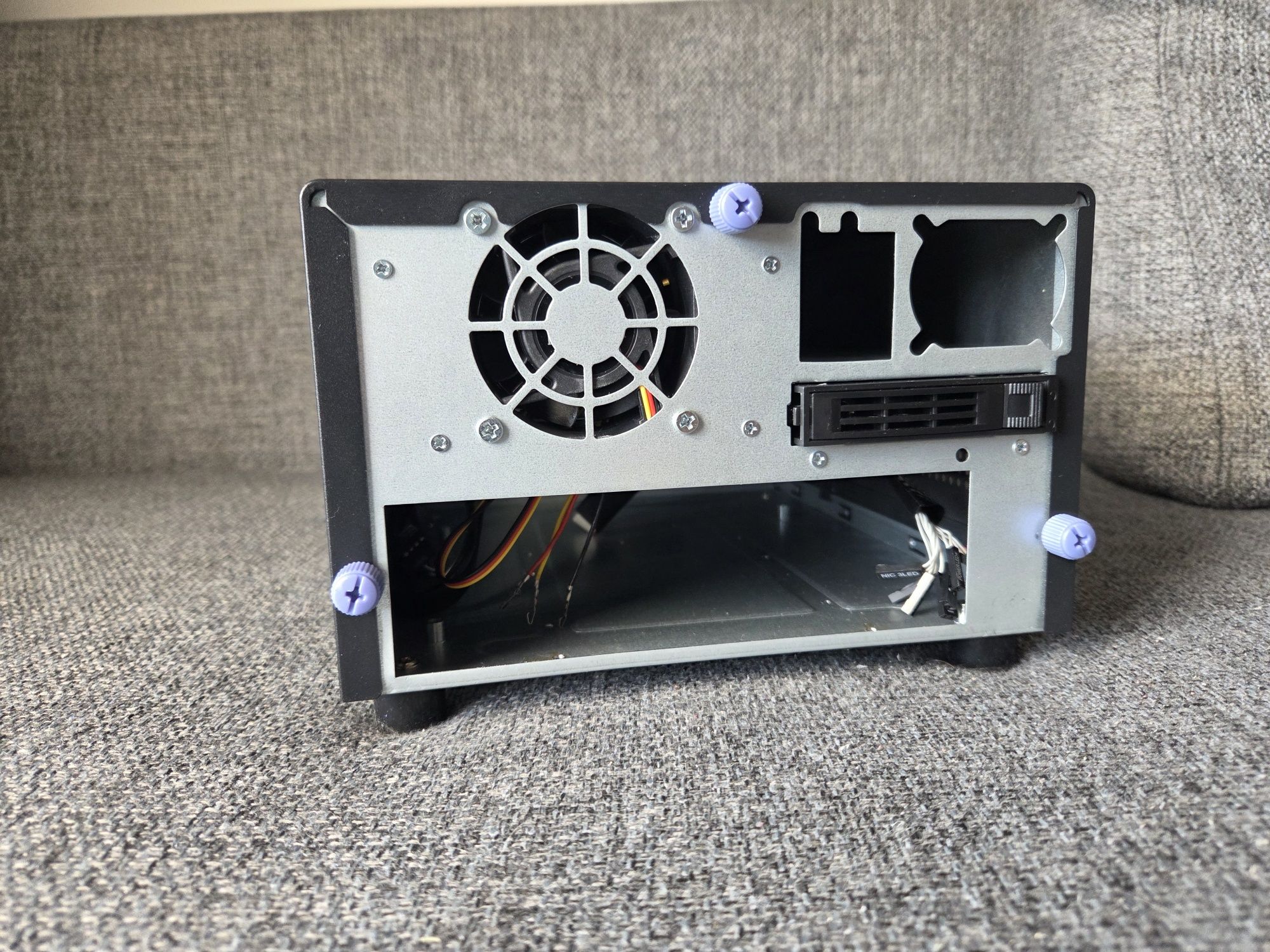 Obudowa Nas Inter-Tech SC-2100 black mITX
SC-2100 2HDD ITX
domowy NAS