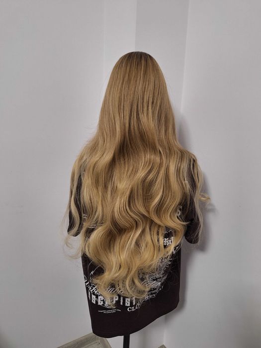 Długa falowana blond peruka z koronką z przodu