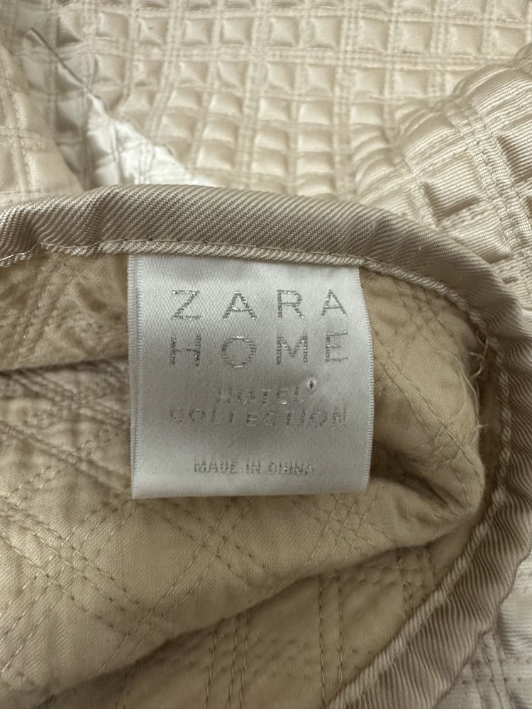 Colcha Zara home , tamanho 160/200 para cama ,