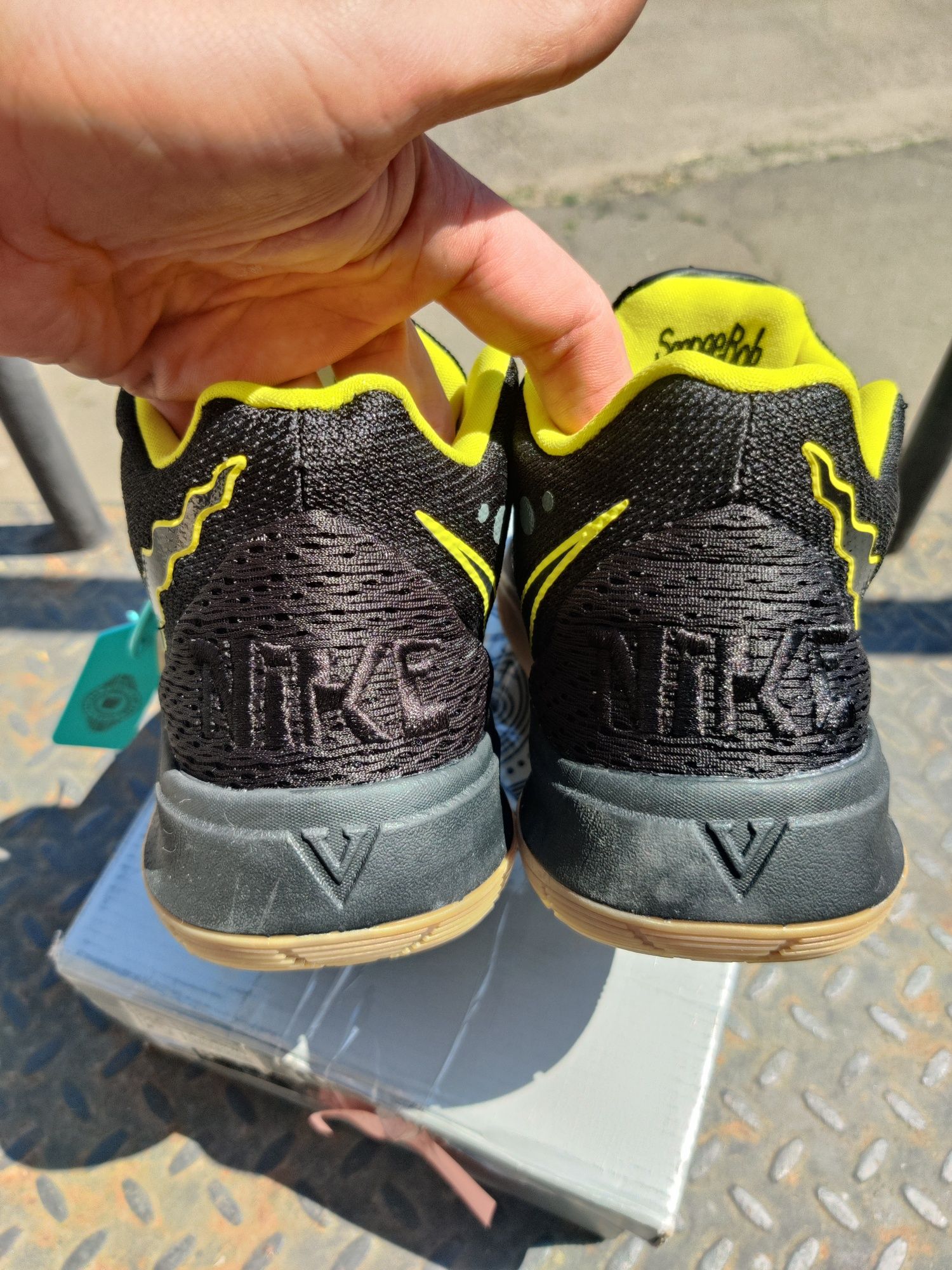 Eur37  дитячі жіночі Кайрі кросівки Kyrie 5 Black Sponge Bob