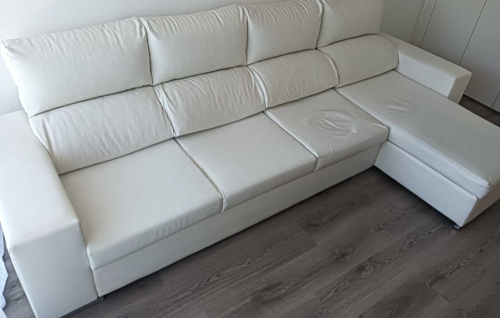 Sofá em pele sintética