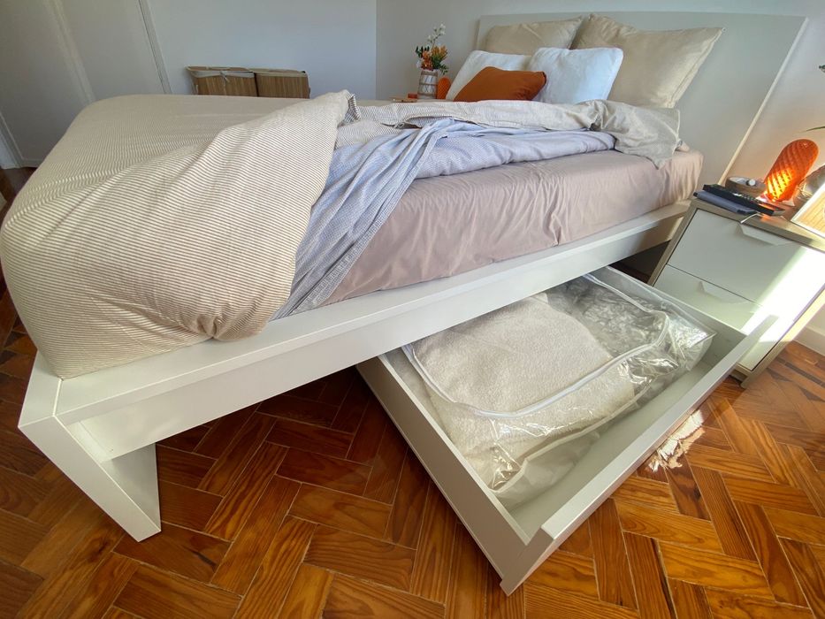 Cama Ikea Malm com 2 gavetas com rodas