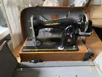 Вінтажна, ретро ручна швейна машинка