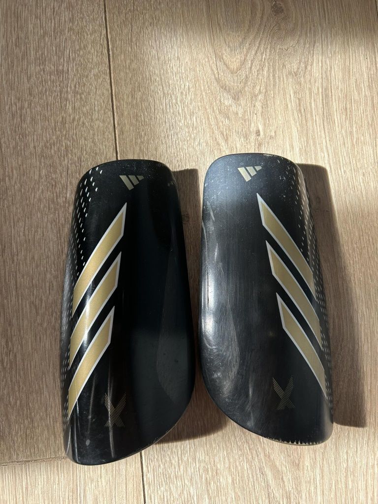 Czarne ochraniacze Adidas