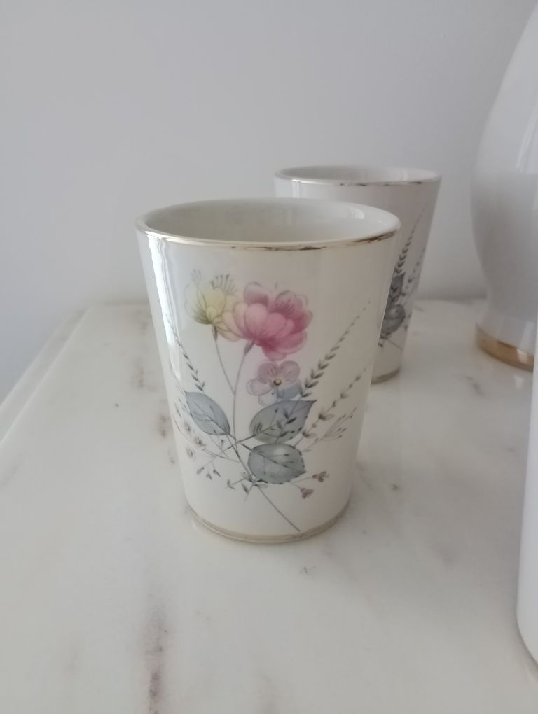 Jarro com 12 copos em porcelana