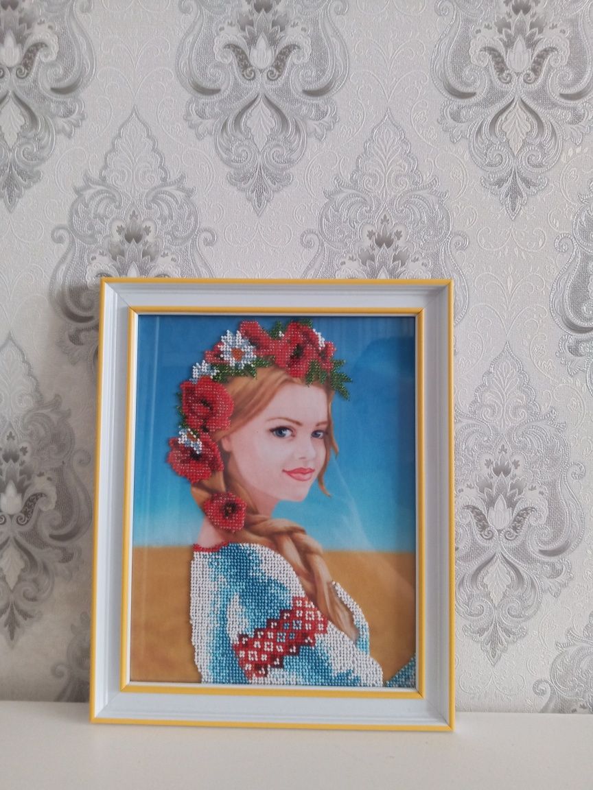 Картина з бісеру Українка