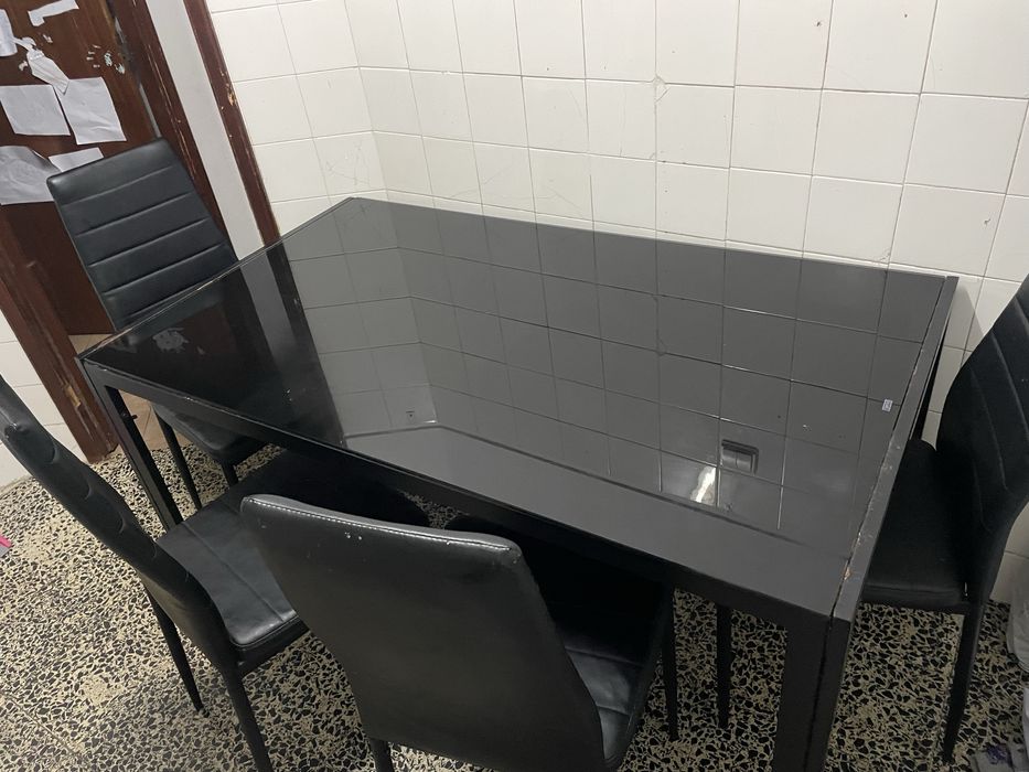 Mesa com 4 cadeiras