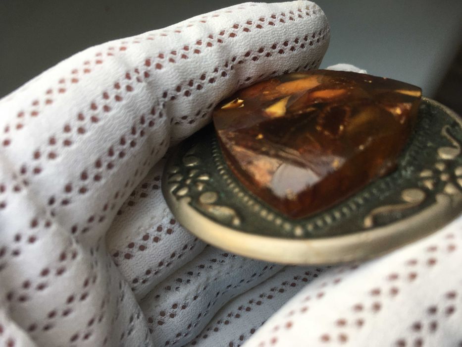 Брошь круглая с янтарем 5см винтаж