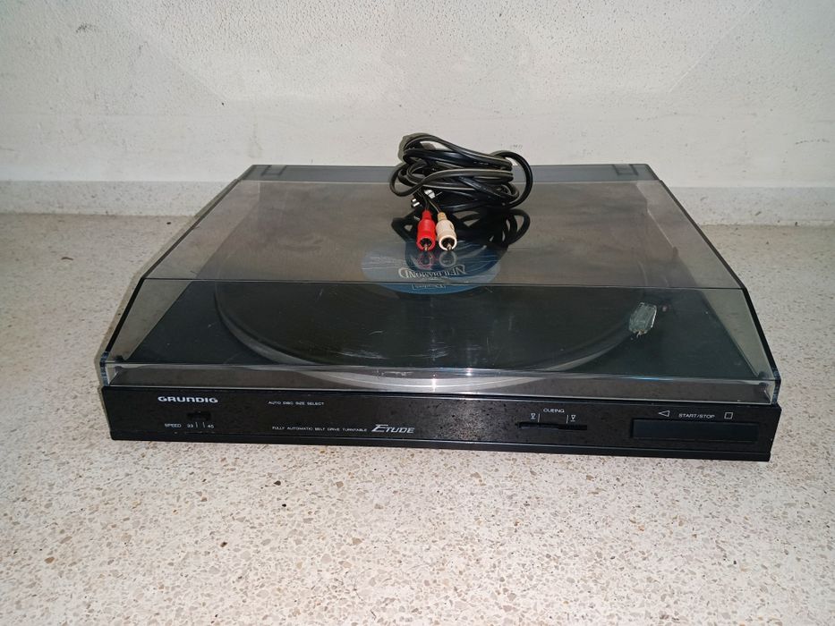 Gira discos / toca discos marca GRUNDIG a funcionar perfeitamente e ex