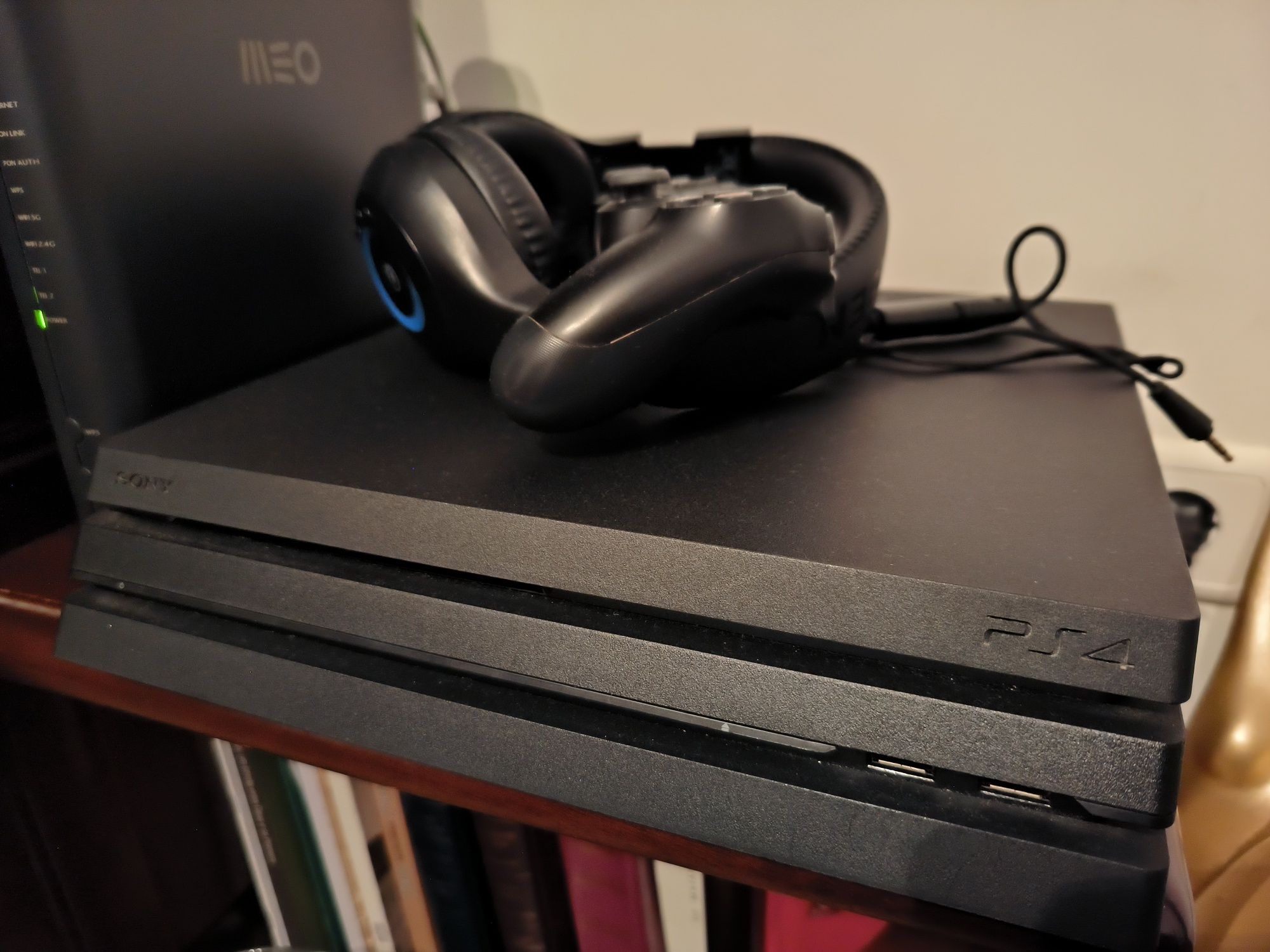 PlayStation 4 (1 terabyte) + 2 comandos + phones + 2 jogos físicos