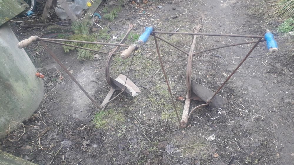 Продам два плуги та окучник до коня.