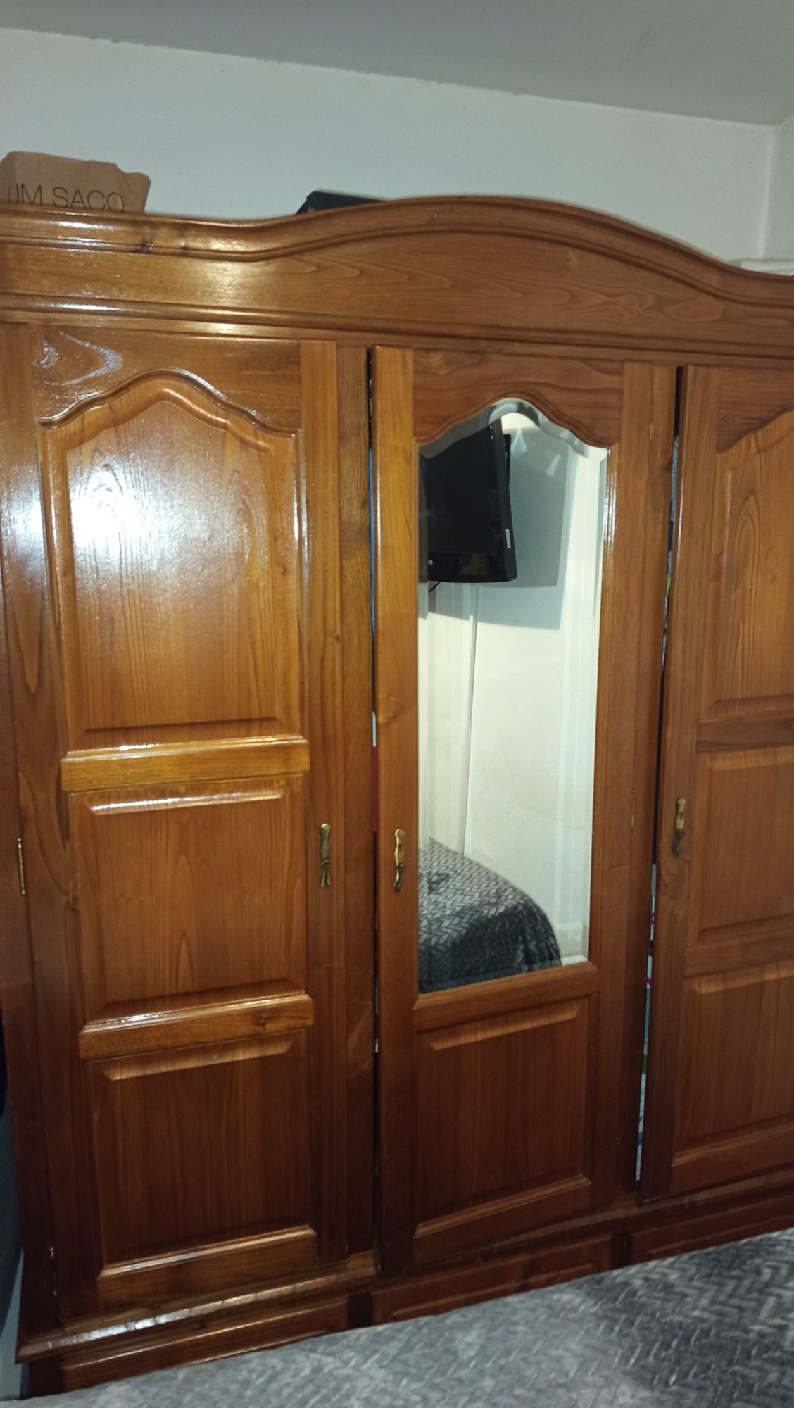 Vendo roupeiro de 3 portas com espelho