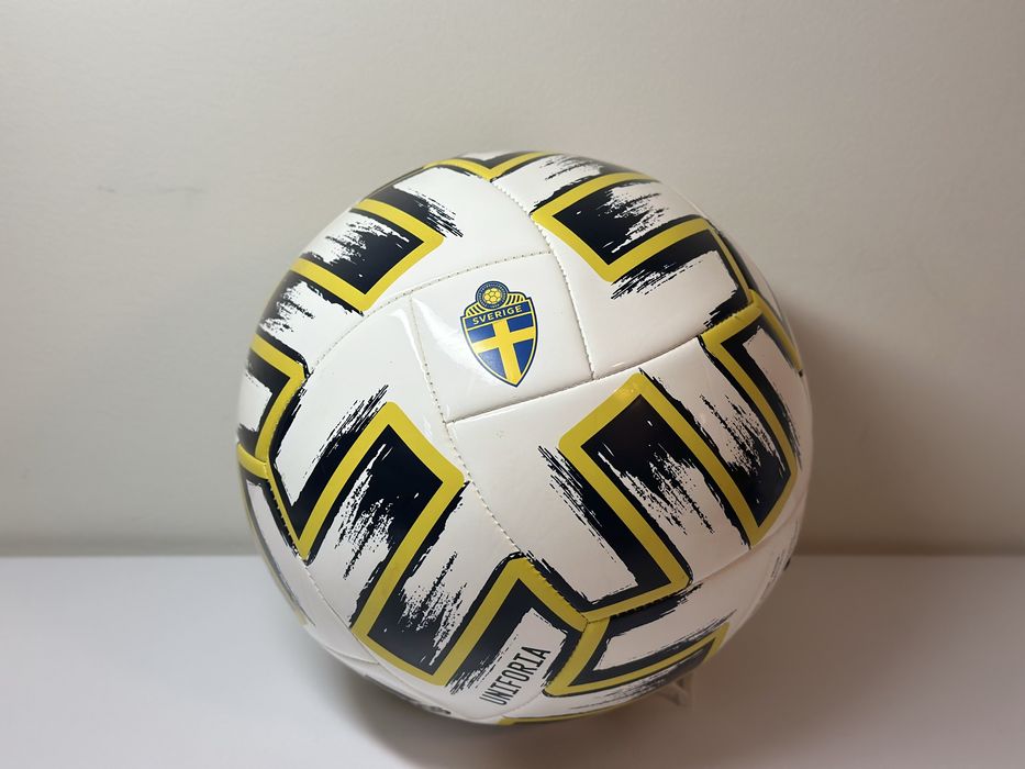 Piłka  adidas Uniforia Match Ball Replica Club w barwach Szwecji r5