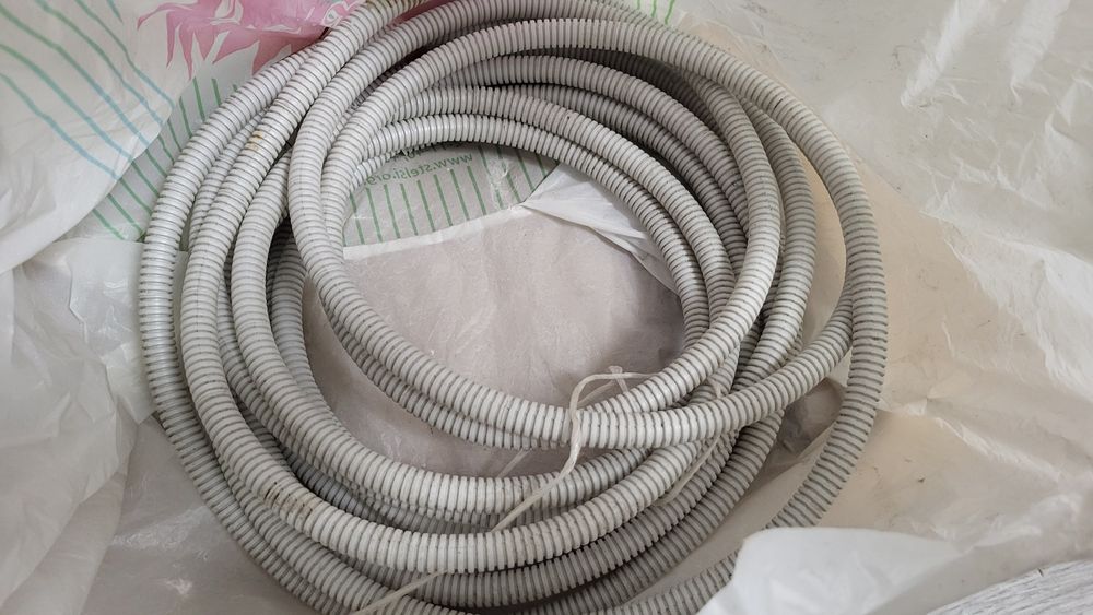 Гофра для кабелів, сіра, з протяжкою