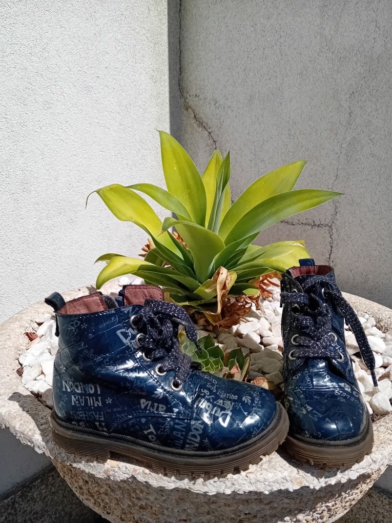Botas sem marca.