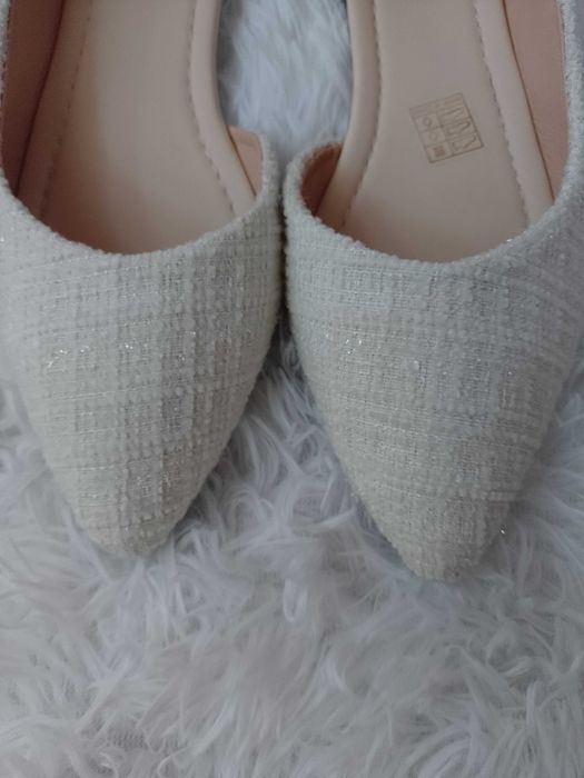 (38) Białe, tweedowe baleriny wieczorowe z mieniącą nitką, NOWE