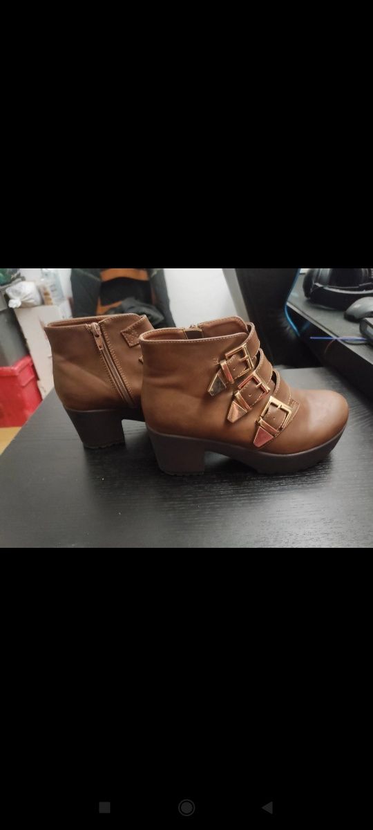 Botas castanhas  com fecho