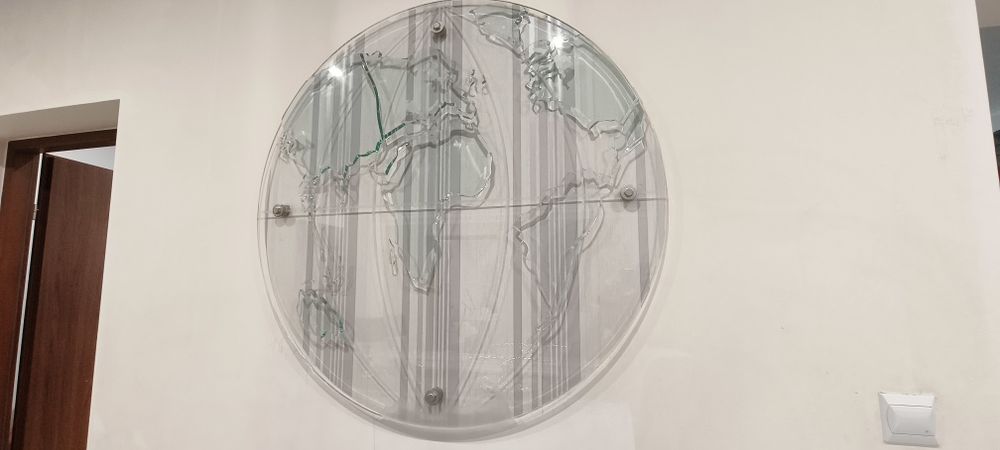 Dekoracja ścienna 3D . Szklana mapa świata średnica 1m.