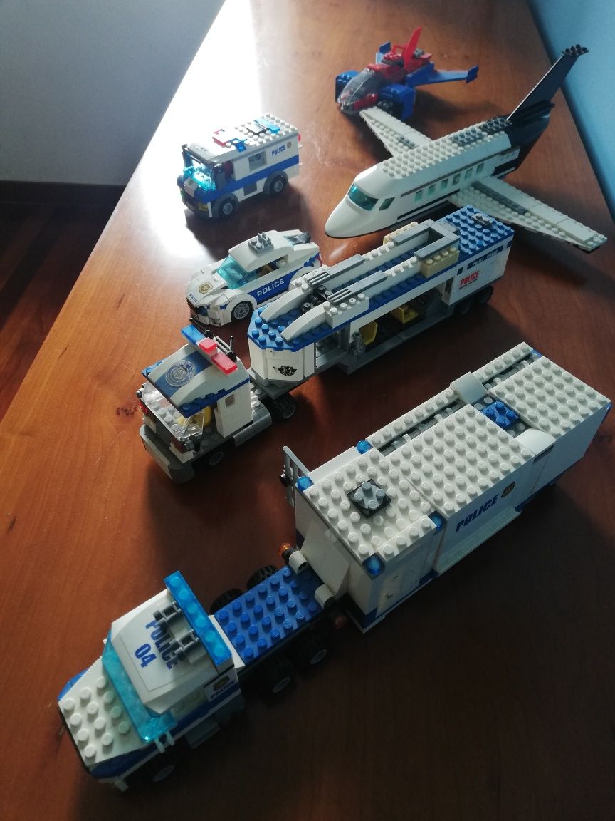 Várias figuras de legos