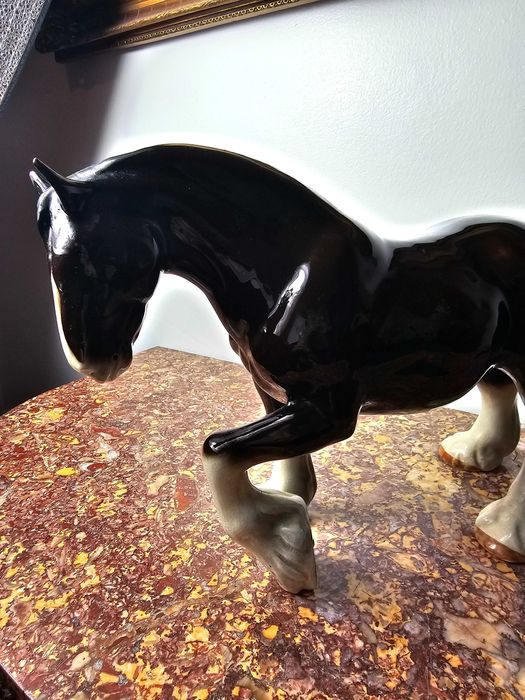 Duży piękny ceramiczny koń rasy Clydesdale 25 cm klejone ucho