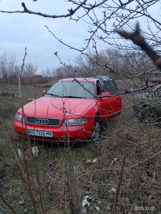 Ауді А4В5  1.6 бензин  1995 рік