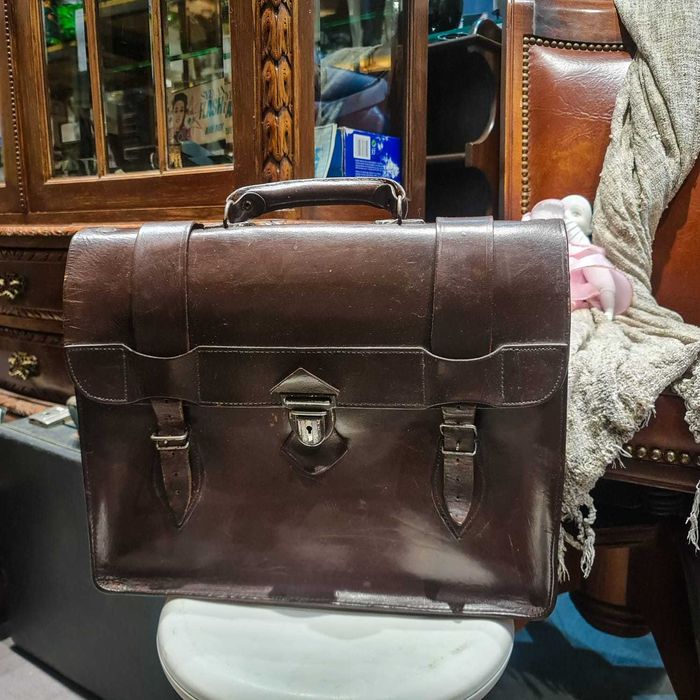 Pasta Executiva Vintage em Couro Castanho – Fecho Metálico