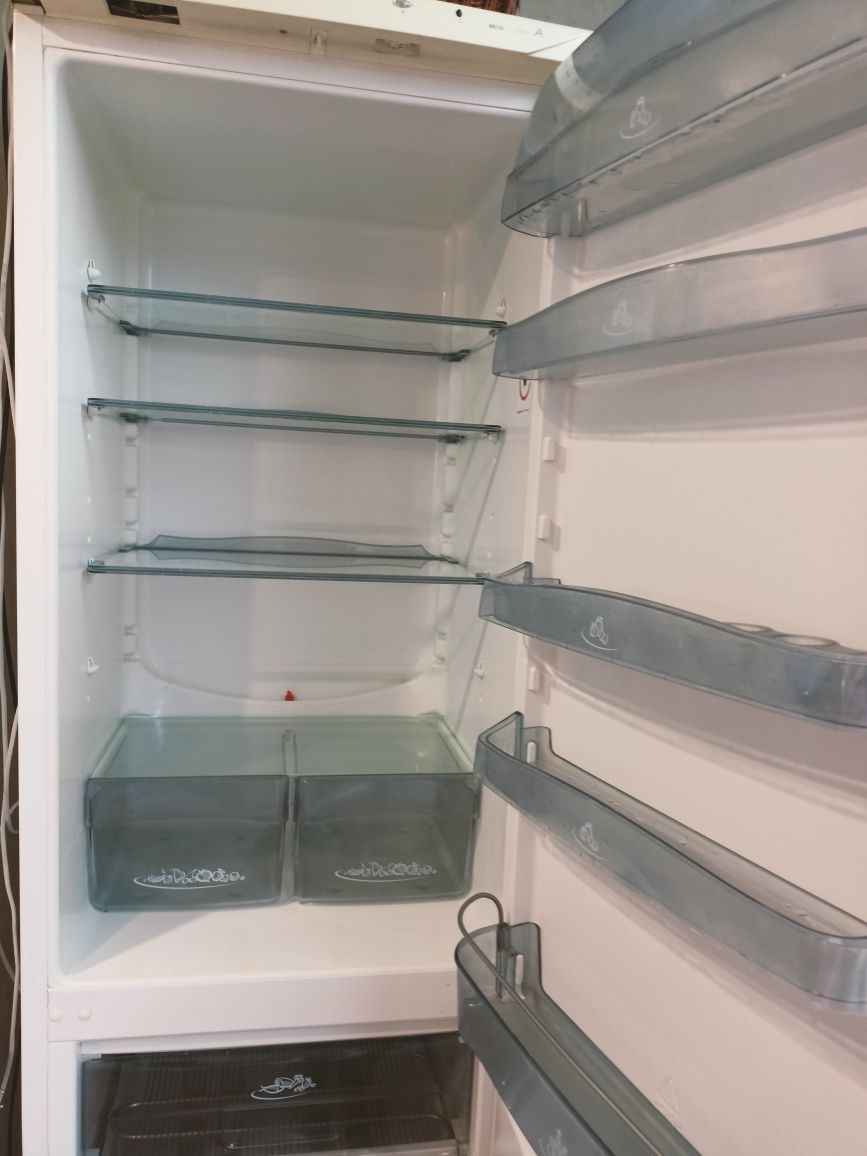 Продається холодильник в хорошому стані та повністю робочий. 
Snaige
К