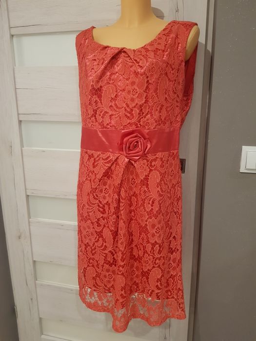 Sukienka koronkowa malinowa