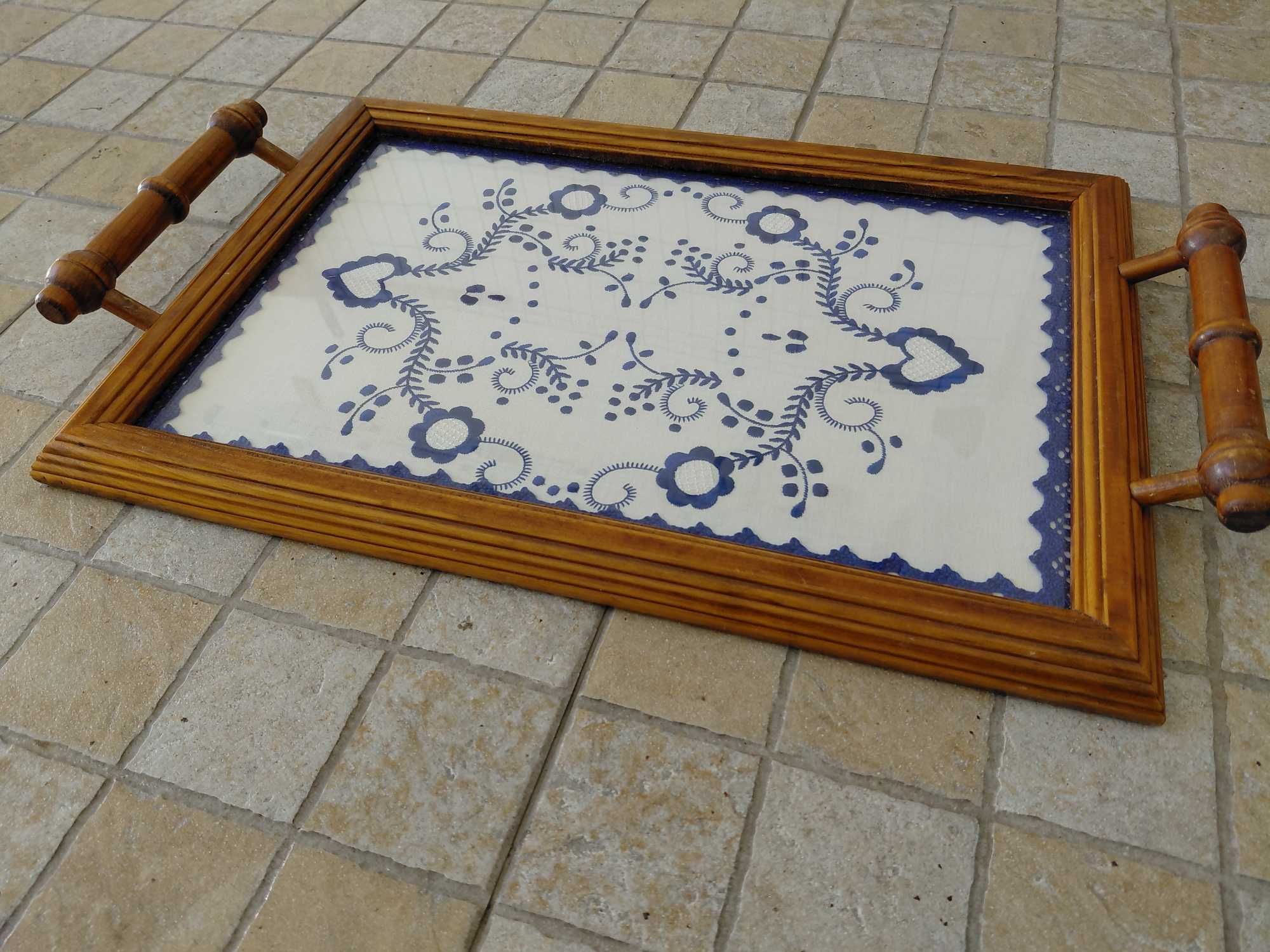 Tabuleiro de chá, com bordados de Viana do Castelo