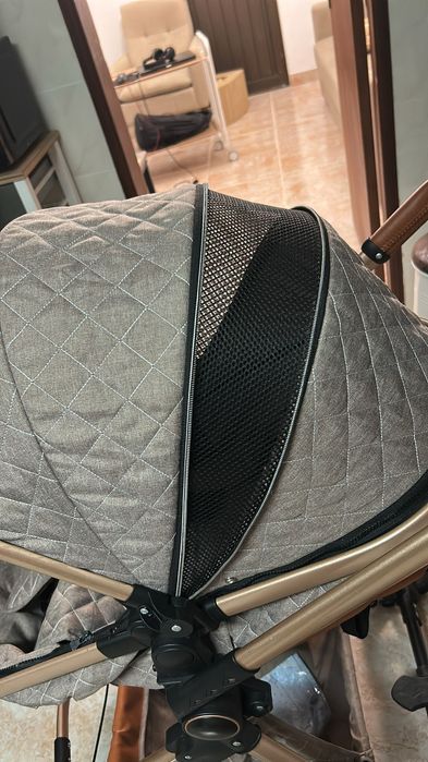 Carrinho de bebê e ovinho e sacola de maternidade