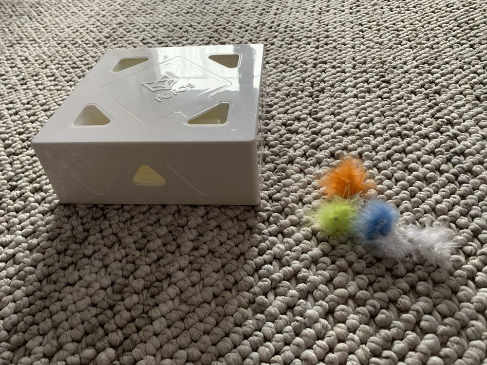 Zabawka Magiczne pudełko Fofos z piórkiem dla kota