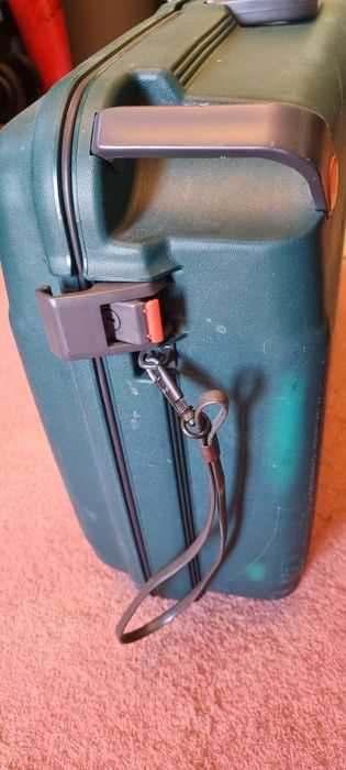 Продам ЧЕМОДАН с крепкого пластика